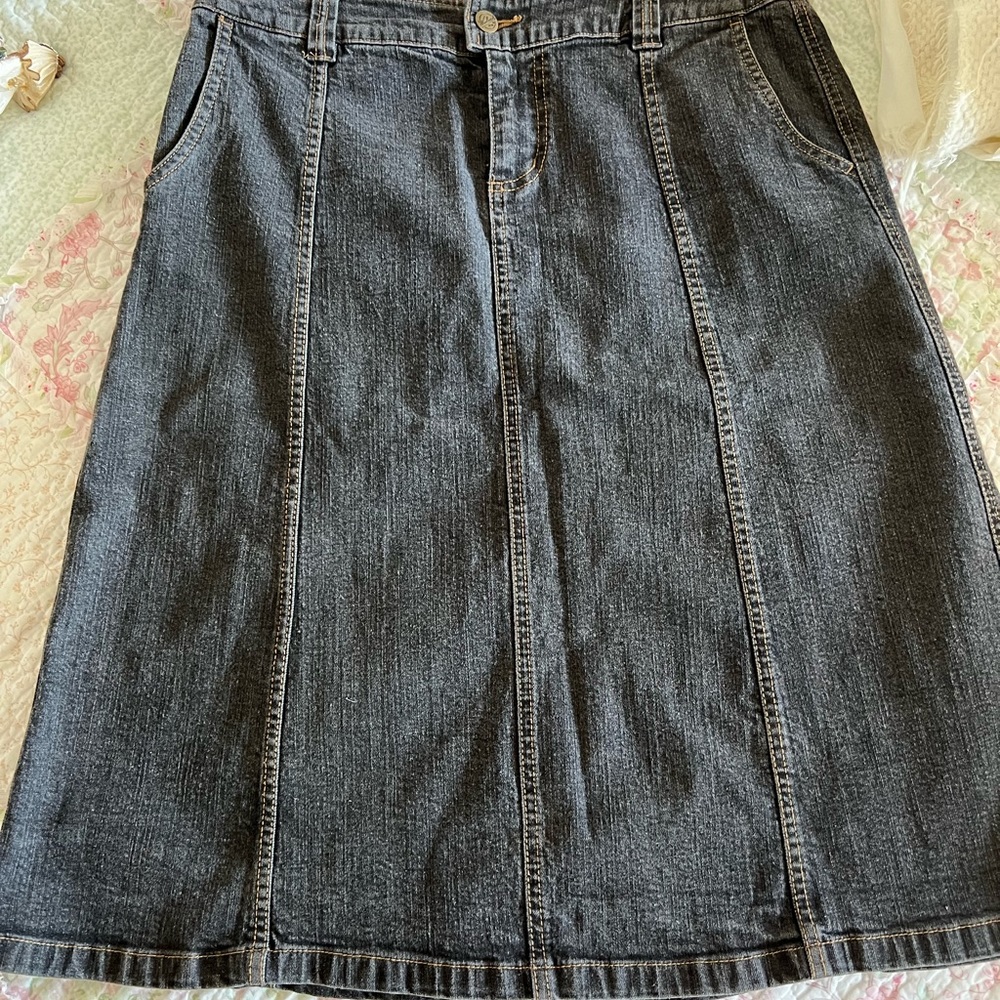 Woolrich size 8 black denim skirt
